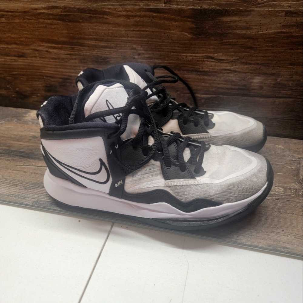Nike Kyrie Infinity Team Basketball Black White Panda DO9616-100  7.5 EUC